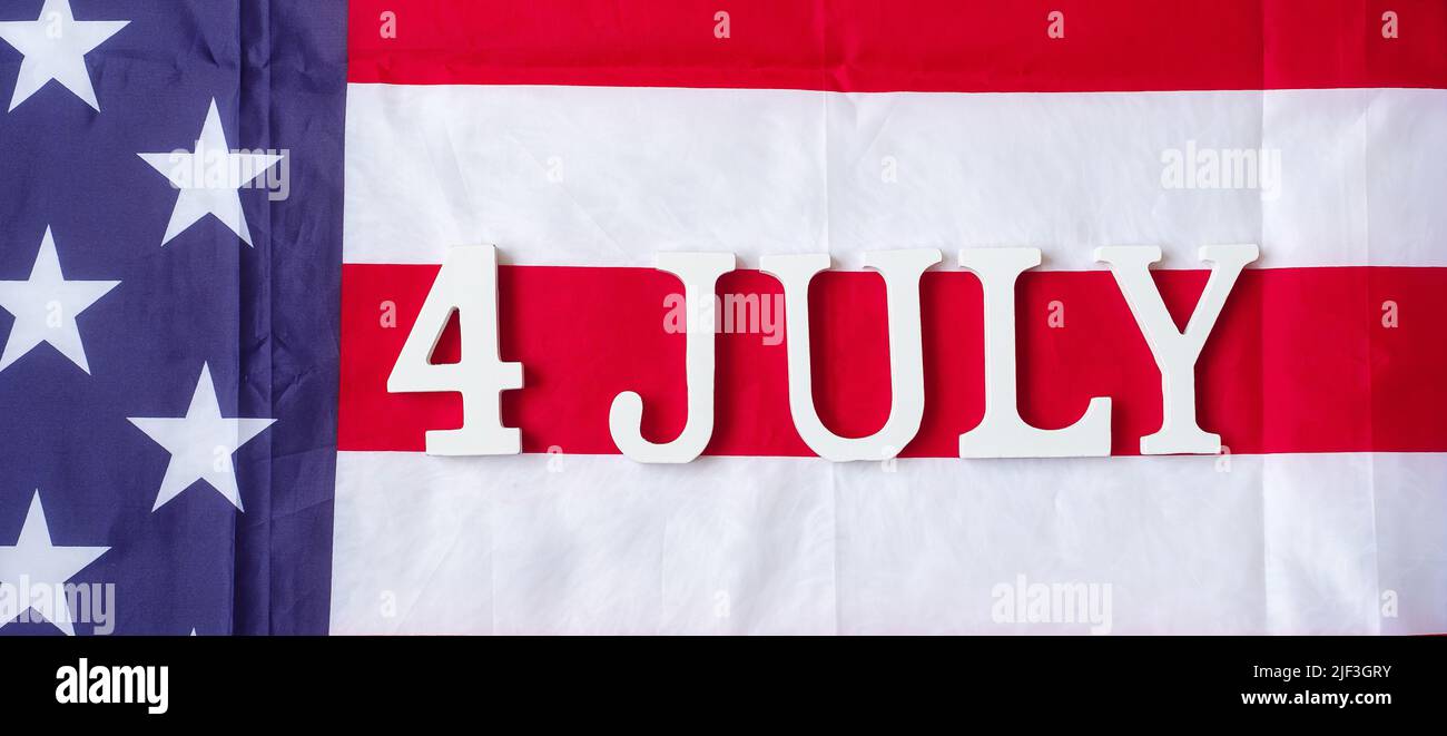 Text vom 4. Juli über den Hintergrund der Flagge der Vereinigten Staaten von Amerika. USA Unabhängigkeitsfeiertag und Festungskonzepte Stockfoto