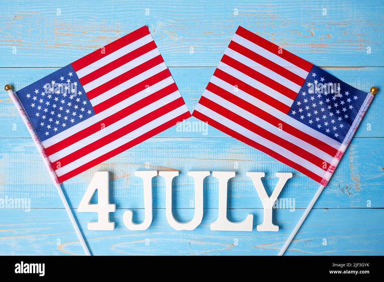 Text des 4. Juli und Flagge der Vereinigten Staaten von Amerika auf Holztisch Hintergrund. USA Unabhängigkeitsfeiertag und Festungskonzepte Stockfoto