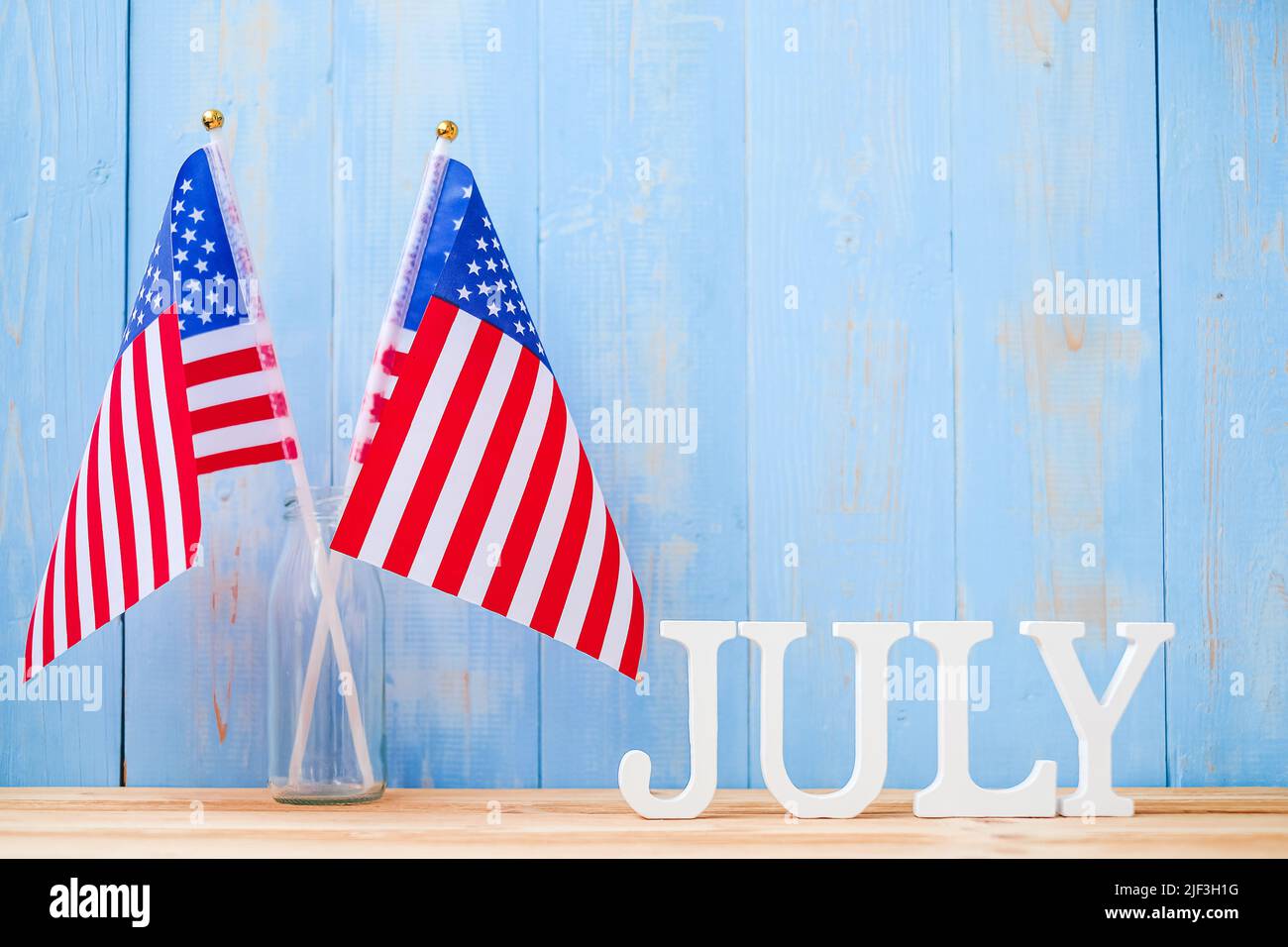 Juli Text und Flagge der Vereinigten Staaten von Amerika auf Holztisch Hintergrund. USA Unabhängigkeitsfeiertag und Festungskonzepte Stockfoto