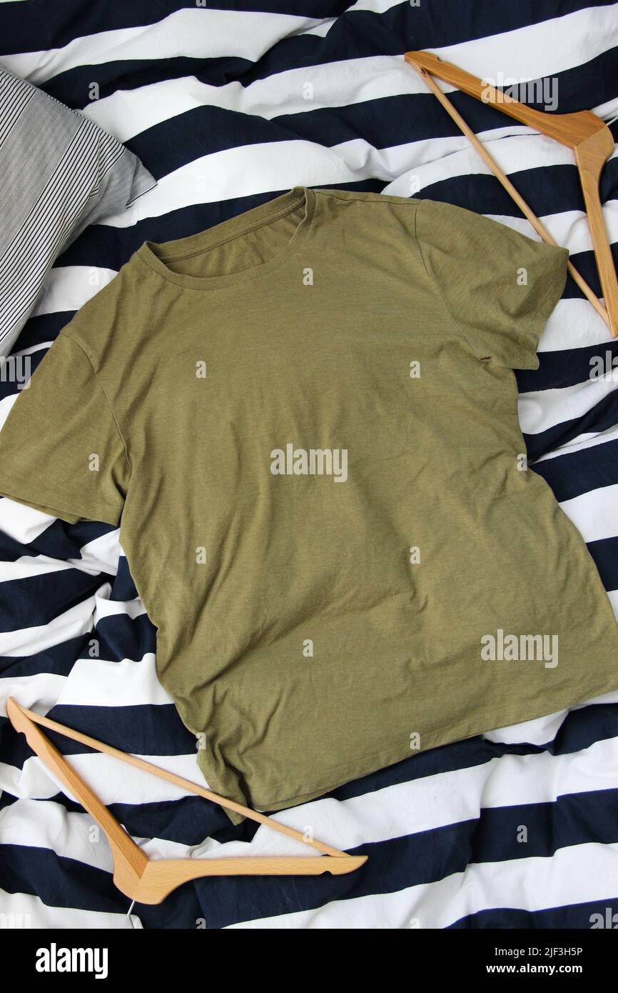 Lässiges Baumwoll-T-Shirt-Mockup in Druckdesign. Leeres Kurzarm-T-Shirt über dem gestreiften Hintergrund. Stockfoto