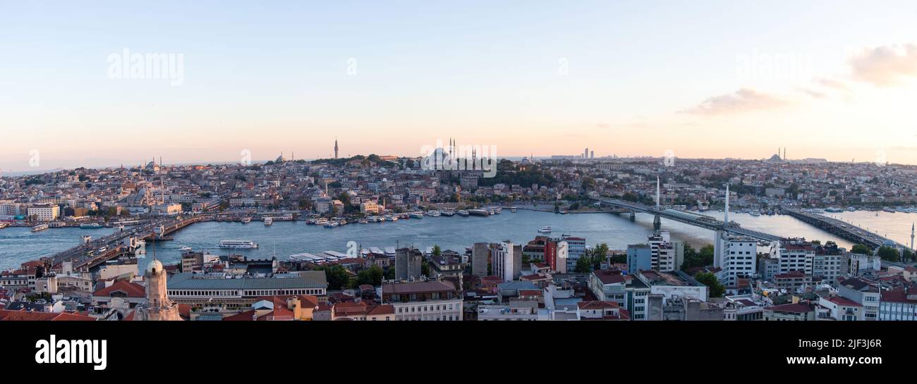 Sonnenuntergang in Istanbul. Panoramablick vom Galata-Turm zum Goldenen Horn, Türkei: 17. Juni 2022 Stockfoto