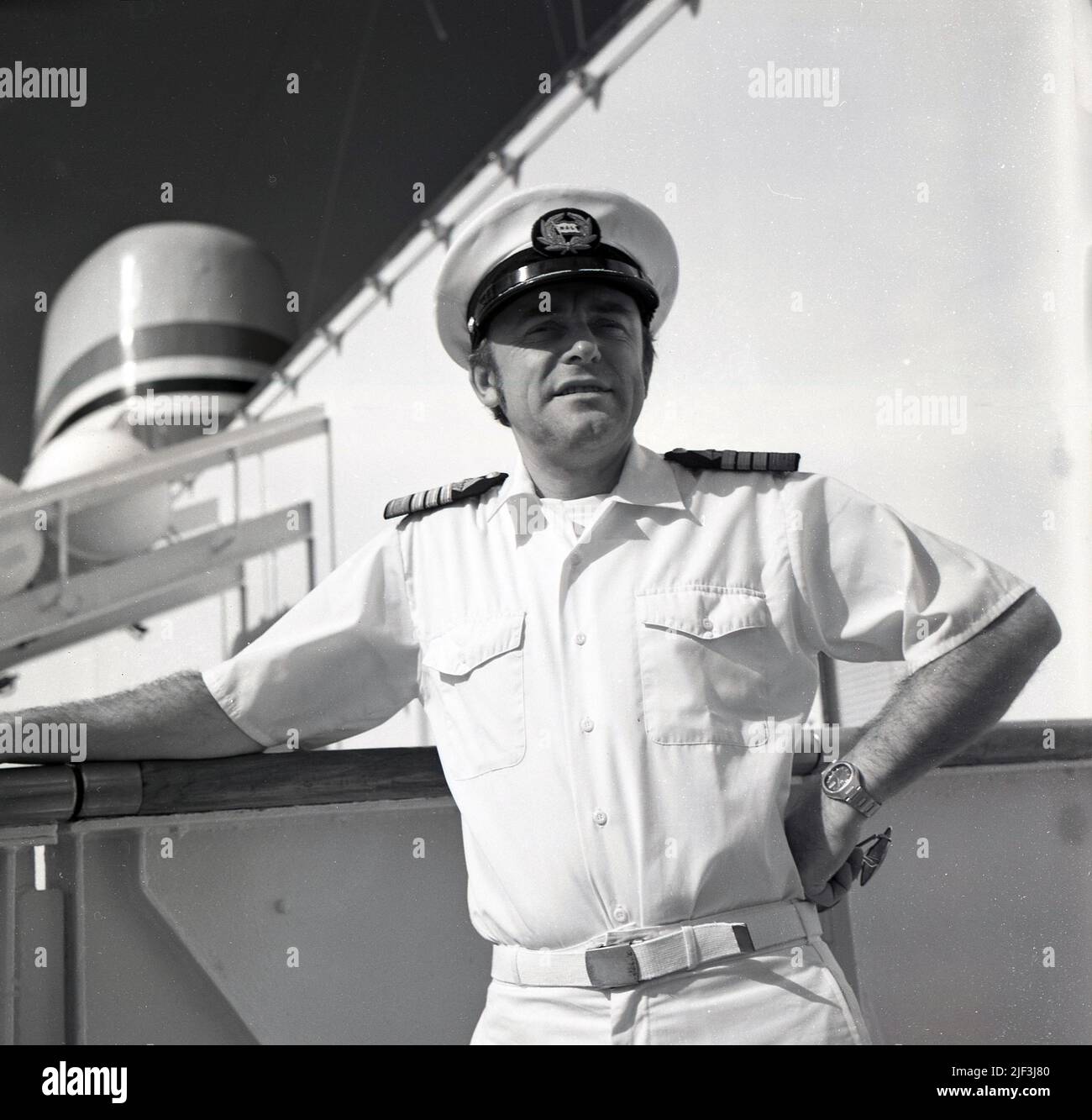 1965, historisch, Chief Officer des Sagajford-Kreuzfahrtschiffs, der sich auf dem Deck aufragt. Die MS Sagafjord wurde für die Norwegian America Line gebaut und war ein Luxus-Ozeandampfer/Kreuzschiff, dessen Jungfernfahrt von Oslo nach New York im Oktober 1965 stattfand. Stockfoto