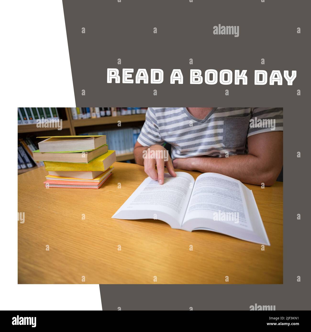 Digitales zusammengesetztes Bild des kaukasischen Mannes, der Buch liest, mit einem Buchtagstext in der Bibliothek Stockfoto
