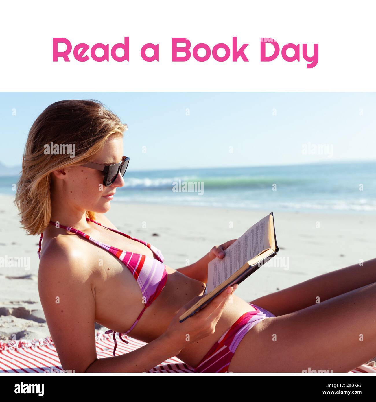 Digitales zusammengesetztes Bild einer jungen kaukasischen Frau, die Buch liest, mit einem Buchtext am Strand Stockfoto