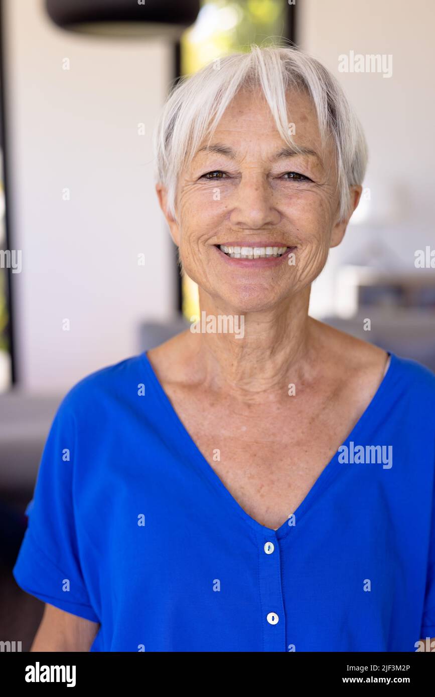Nahaufnahme eines fröhlichen asiatischen Senioren mit kurzen Haaren im Pflegeheim an der Wand Stockfoto
