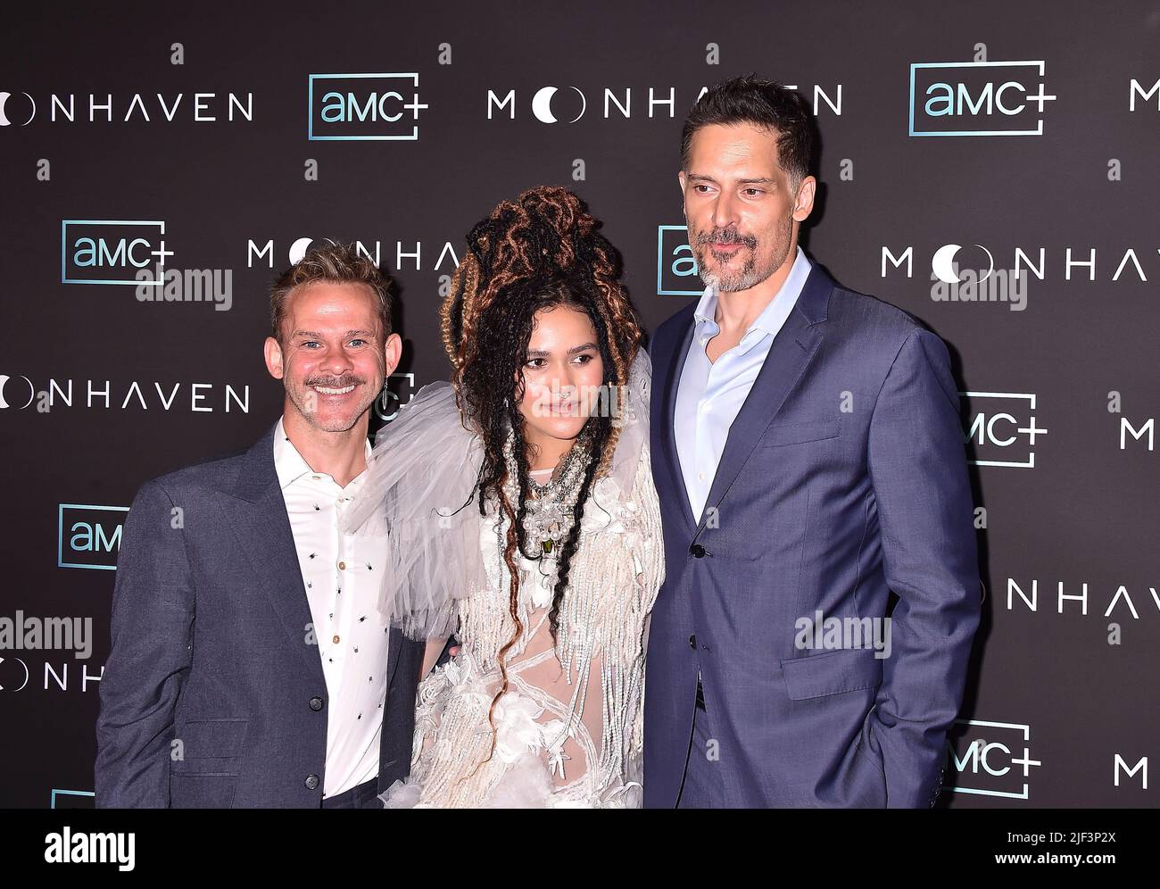 WEST HOLLYWOOD, CA - 28. JUNI: (L-R) Dominic Monaghan, Emma McDonald und Joe Manganiello nehmen an der AMC+ Original Series „Moonhaven“ Premiere Event im Teil Stockfoto