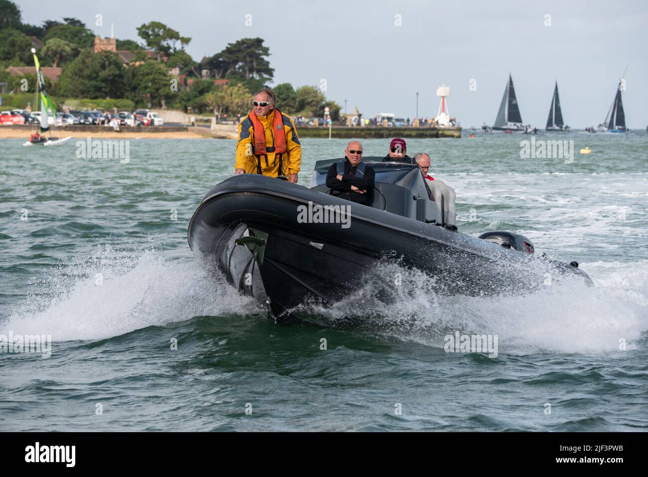Ein schwarzes RIB oder starres Aufblasbares Boot eines von vielen zusätzlichen Wasserfahrzeugen, das das jährliche Round the Island Race des Isle of Wight Sailing Club in Sou unterstützt Stockfoto
