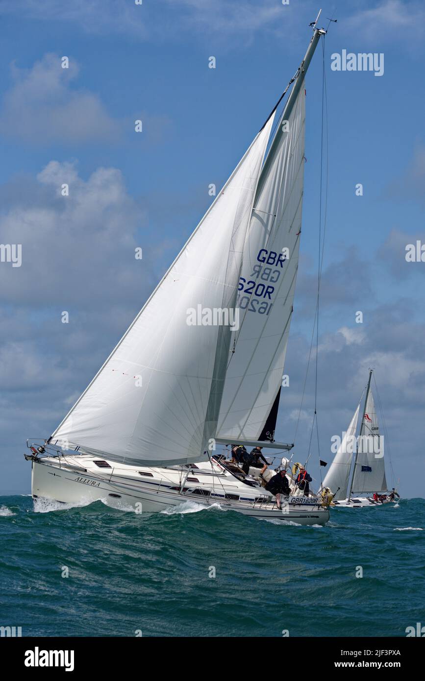 Fantastische Anordnungen für Segelbootrennen, wie diese beiden Yachten Allura und Luella 2 herausfinden, während sie beim Round the Island-Rennen antreten. Stockfoto