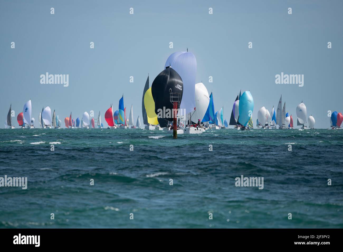 Eine riesige Versammlung von Segelyachten, die beim jährlichen Round the Island Race des Isle of Wight Sailing Club gegeneinander antreten, nähert sich dem roten Stapel, der Ryde Sands markiert Stockfoto
