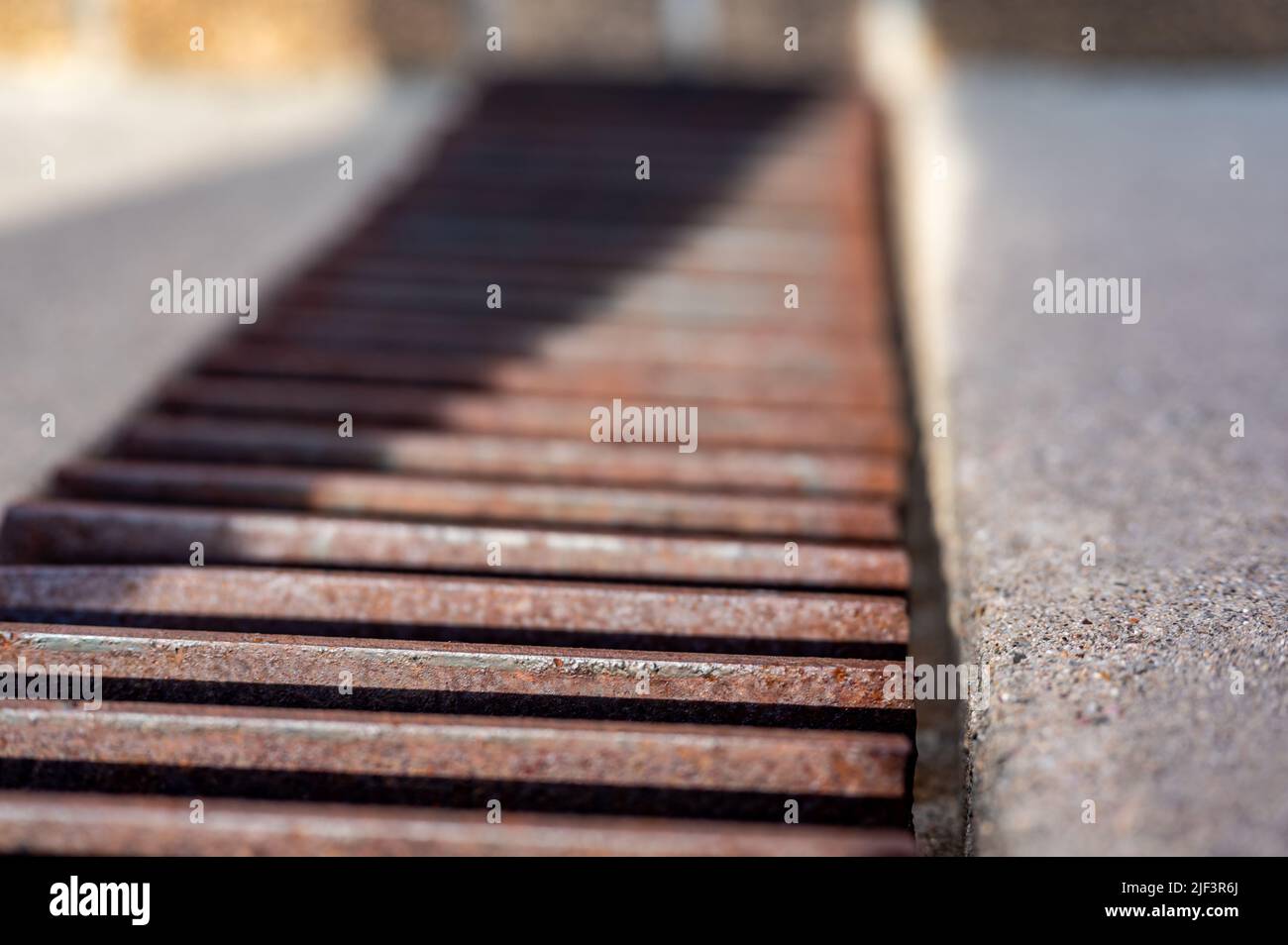 Rost über einem Regenwassergruben in einer Betonplatte. Stockfoto