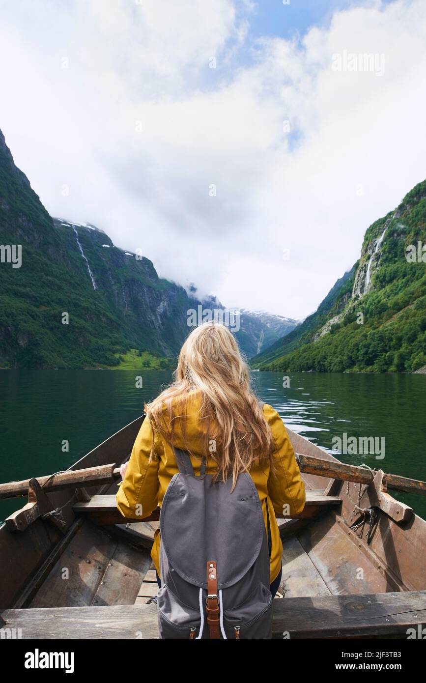 Abenteuer Frau genießen majestätischen Blick auf den Fluss von Ruderboot epische Landschaft Reise entdecken schöne Erde zu erkunden Stockfoto