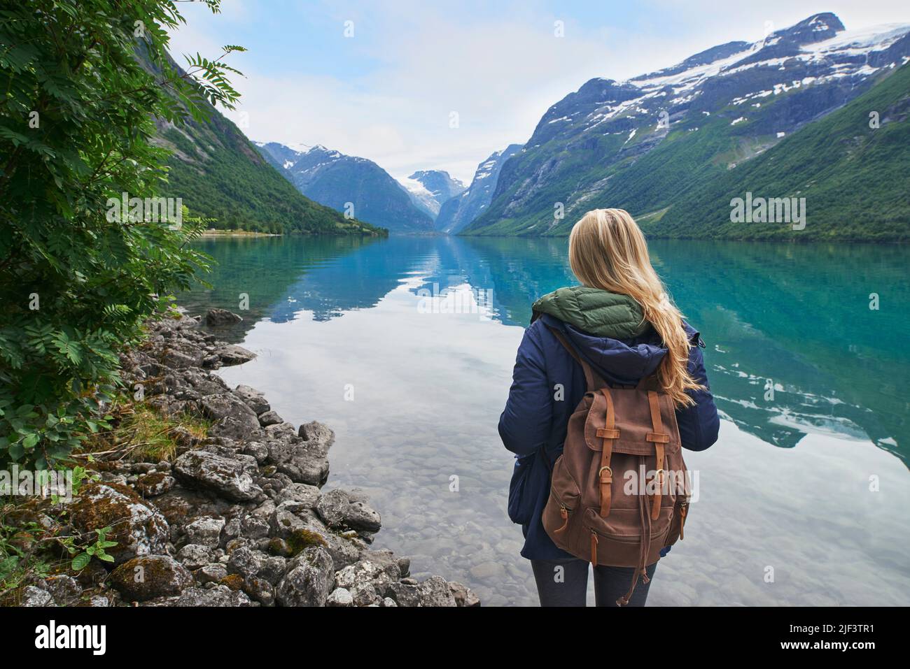 Abenteuer Rucksackreisende Frau genießen Blick auf majestätischen Bergsee erkunden Reise entdecken schöne Erde Stockfoto
