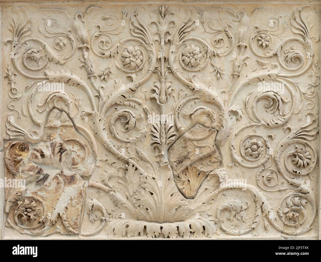 Alte römische Marmorwand mit einem geschnitzten Blumenmuster verziert Stockfoto