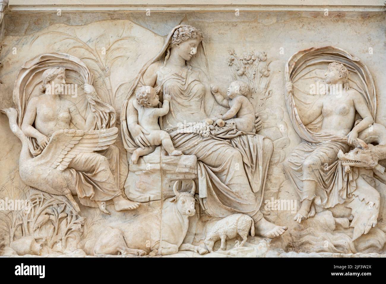 Antike römische Illustrationen, die eine Familienszene darstellen, die in einer Marmorwand geschnitzt wurde Stockfoto