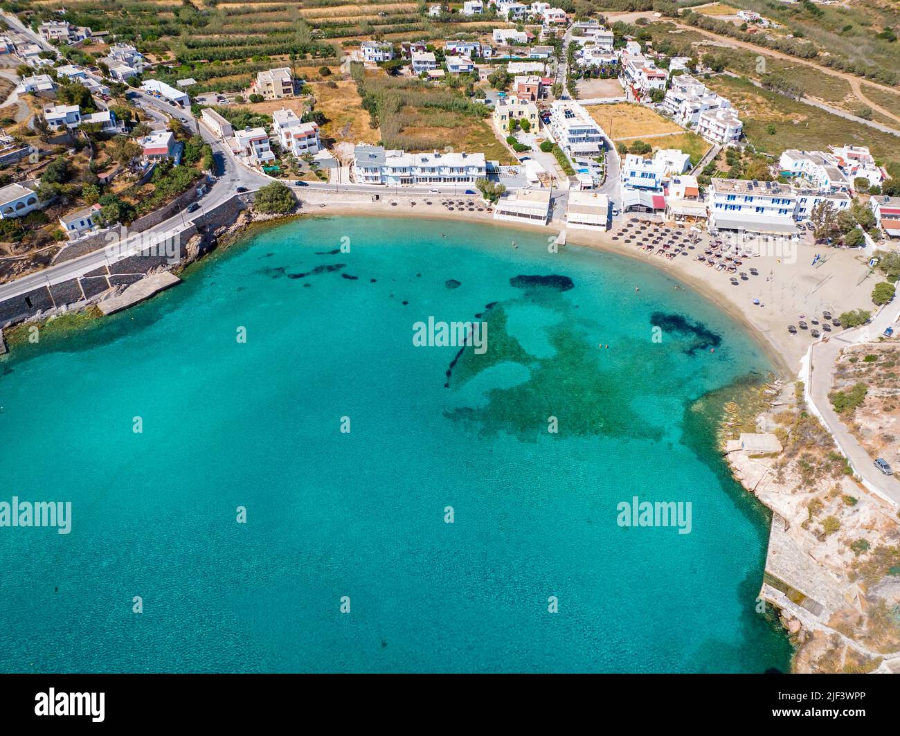 Luftaufnahme des schönen Strandes von Vari, Insel Syros Stockfoto