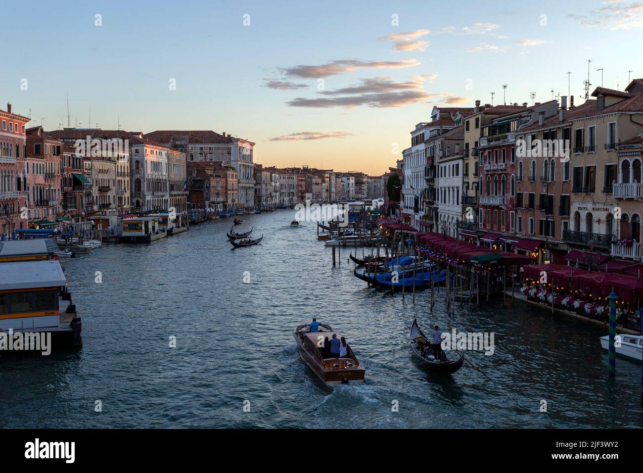 Venedig, Italien - 06 10 2022: Der Canale Grande blickt an einem Sommerabend von der Rialtobrücke nach Süden. Stockfoto