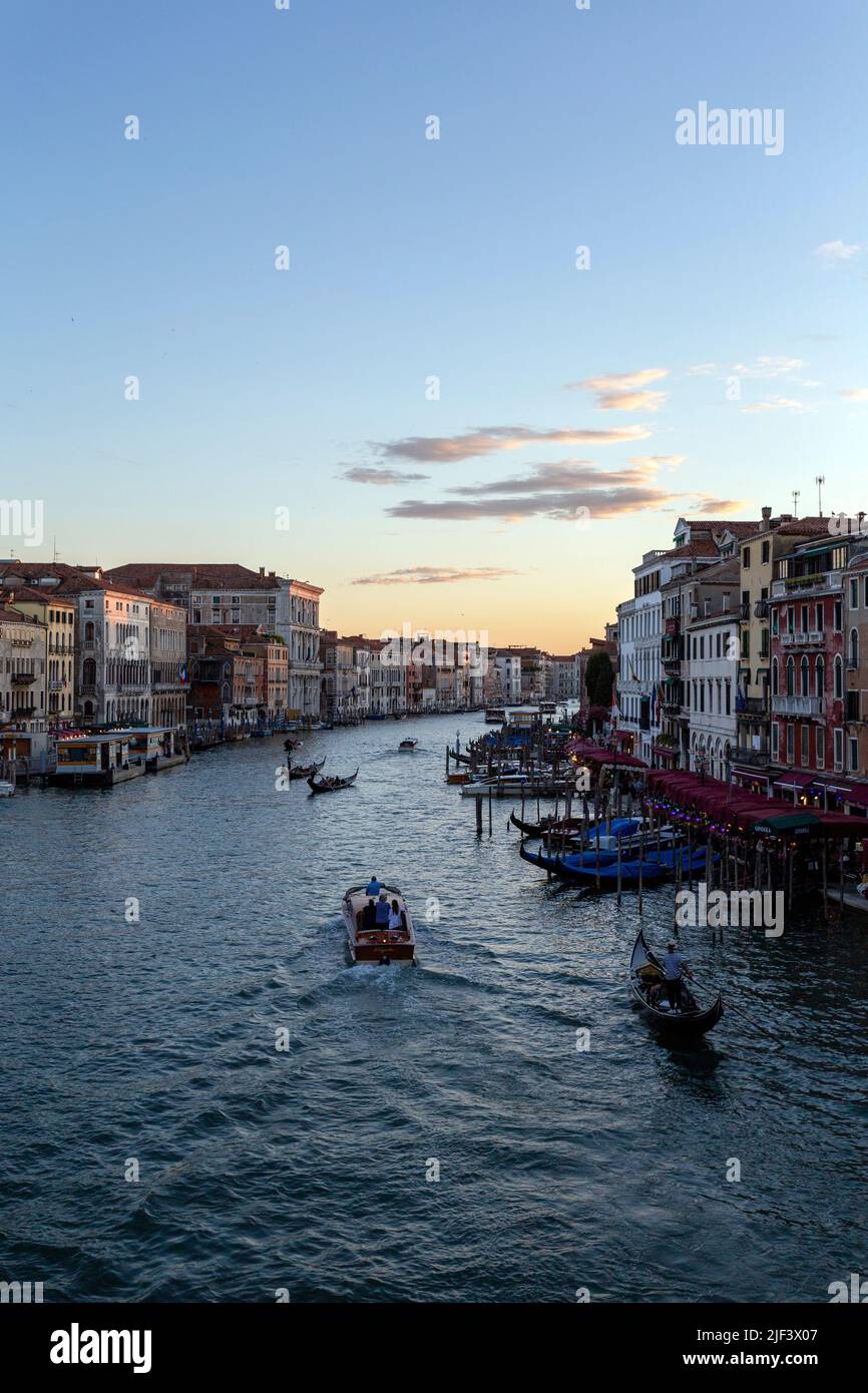 Venedig, Italien - 06 10 2022: Der Canale Grande blickt an einem Sommerabend von der Rialtobrücke nach Süden. Stockfoto