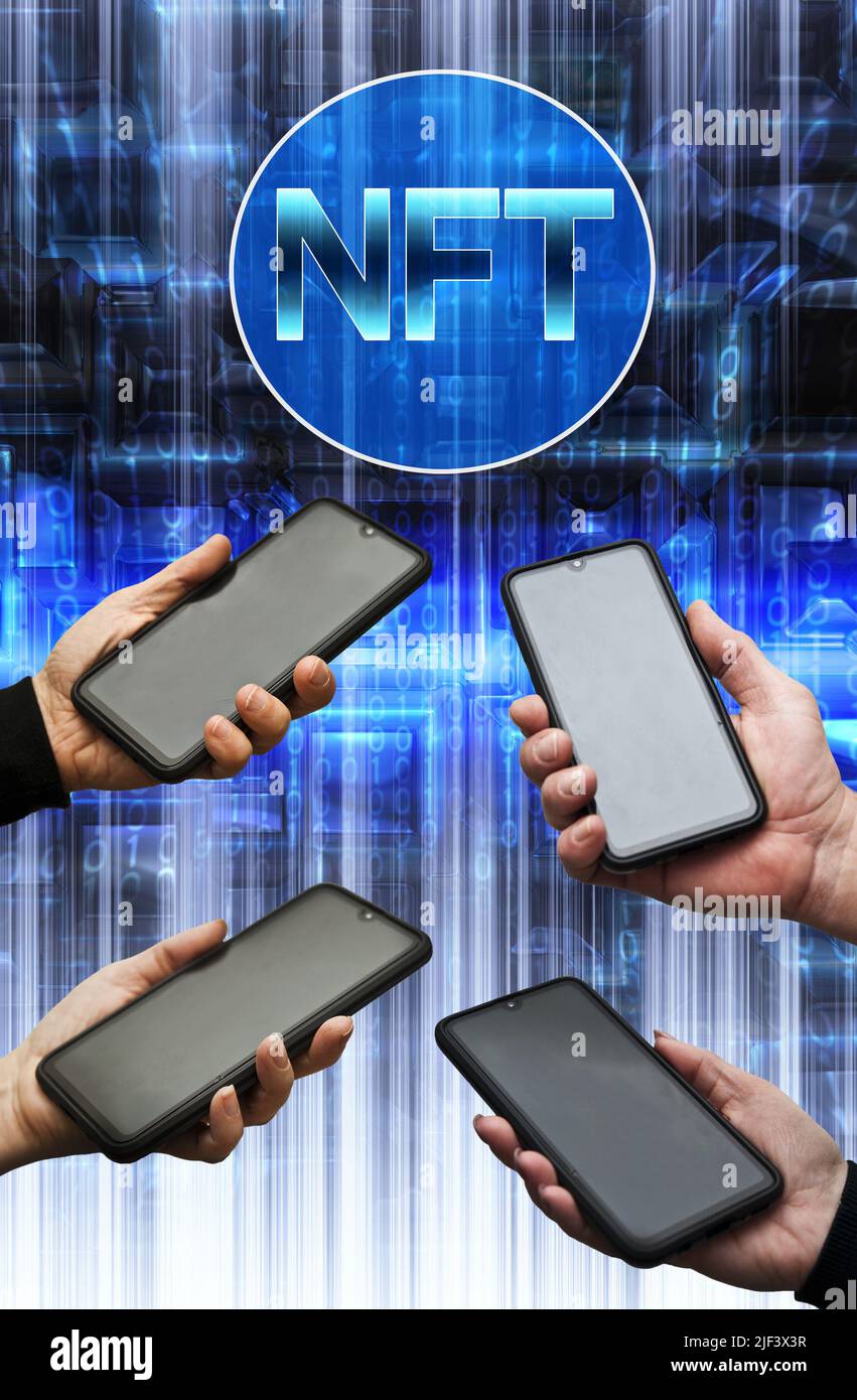 Die Menschen Hände mit Smartphone, Kauf und Verkauf von NFT, nicht fungible Token Stockfoto