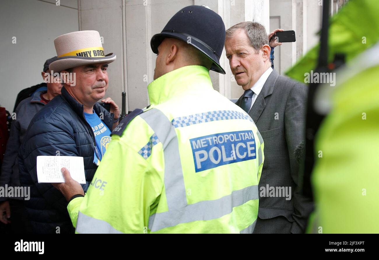 Der Anti-Brexit-Demonstrator Steve Bray steht neben dem ehemaligen Sprecher des ehemaligen britischen Premierministers Tony Blair Alastair Campbell, während er einen Tag nach der Enteignung eines Lautsprechers durch die Polizei nach der Einführung eines neuen Gesetzes, das laute Proteste einschränkt, in London, Großbritannien, am 29. Juni 2022 mit einem Polizisten spricht. REUTERS/Peter Nicholls Stockfoto
