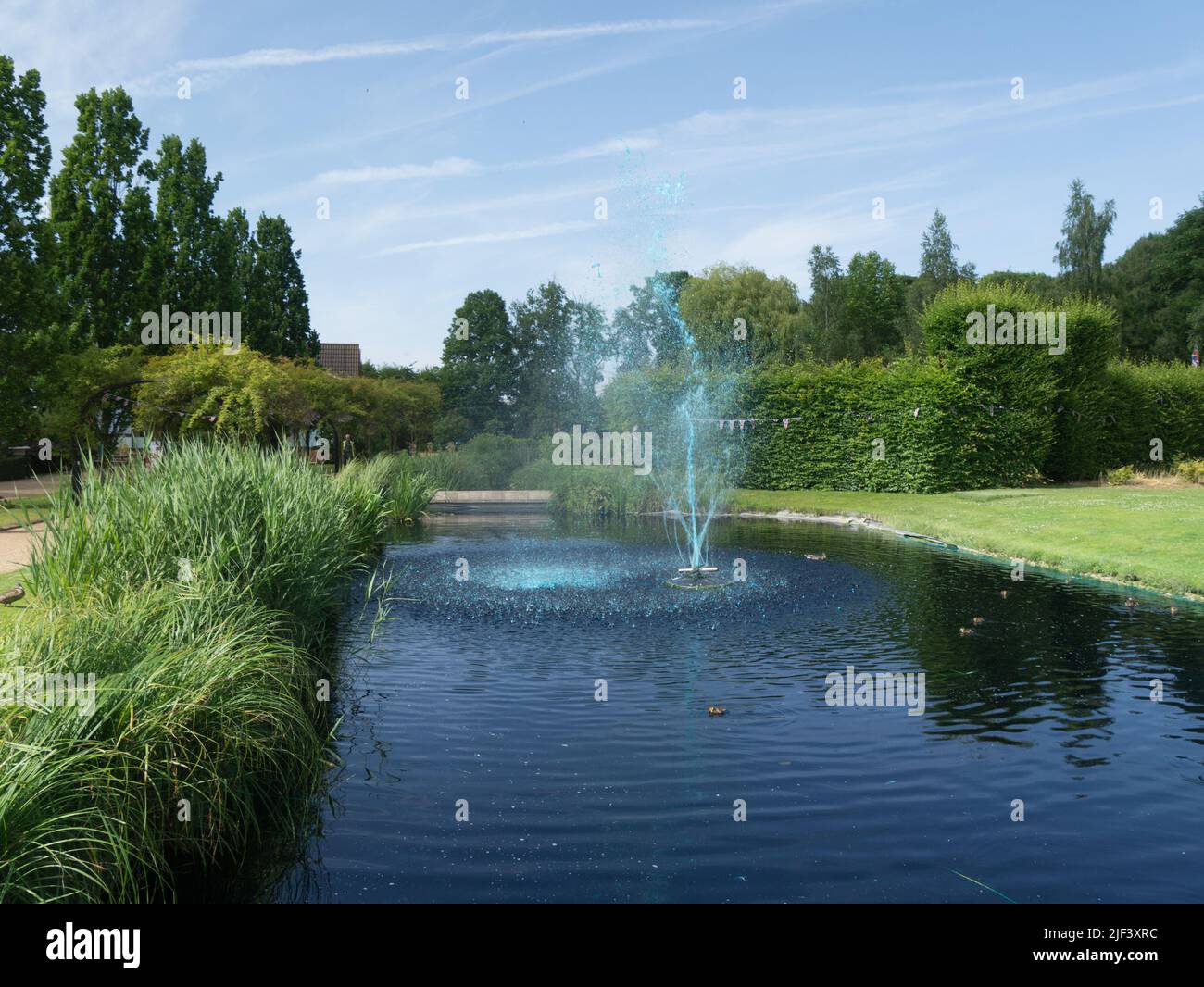 Wasserspiel im Festival Gardens See im Springfields Outlet Shopping- und Freizeitzentrum Camelgate Spalding Lincolnshire England Stockfoto