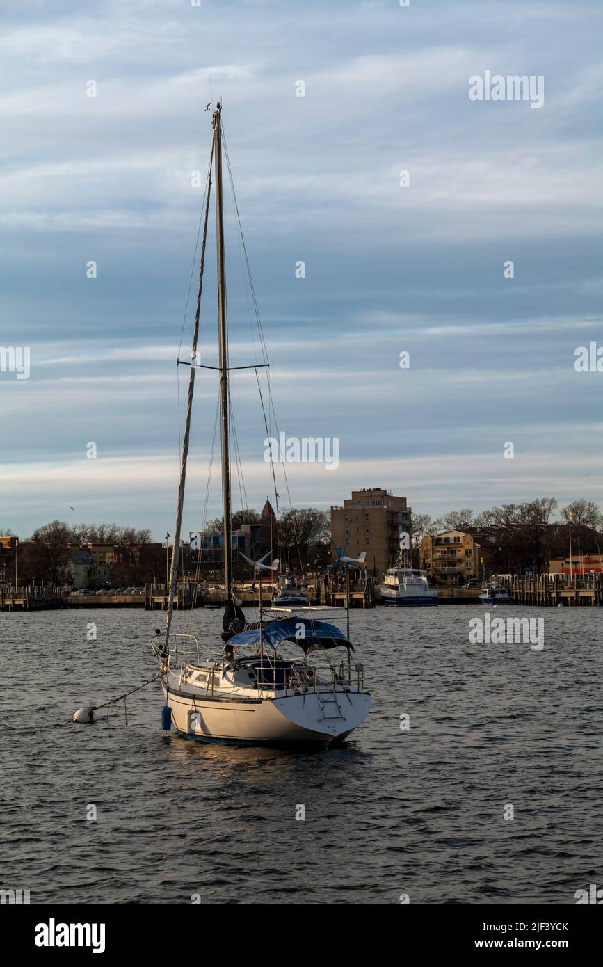 Yachten und Segelboote in der Bucht vor Anker. Schöner Hintergrund Stockfoto