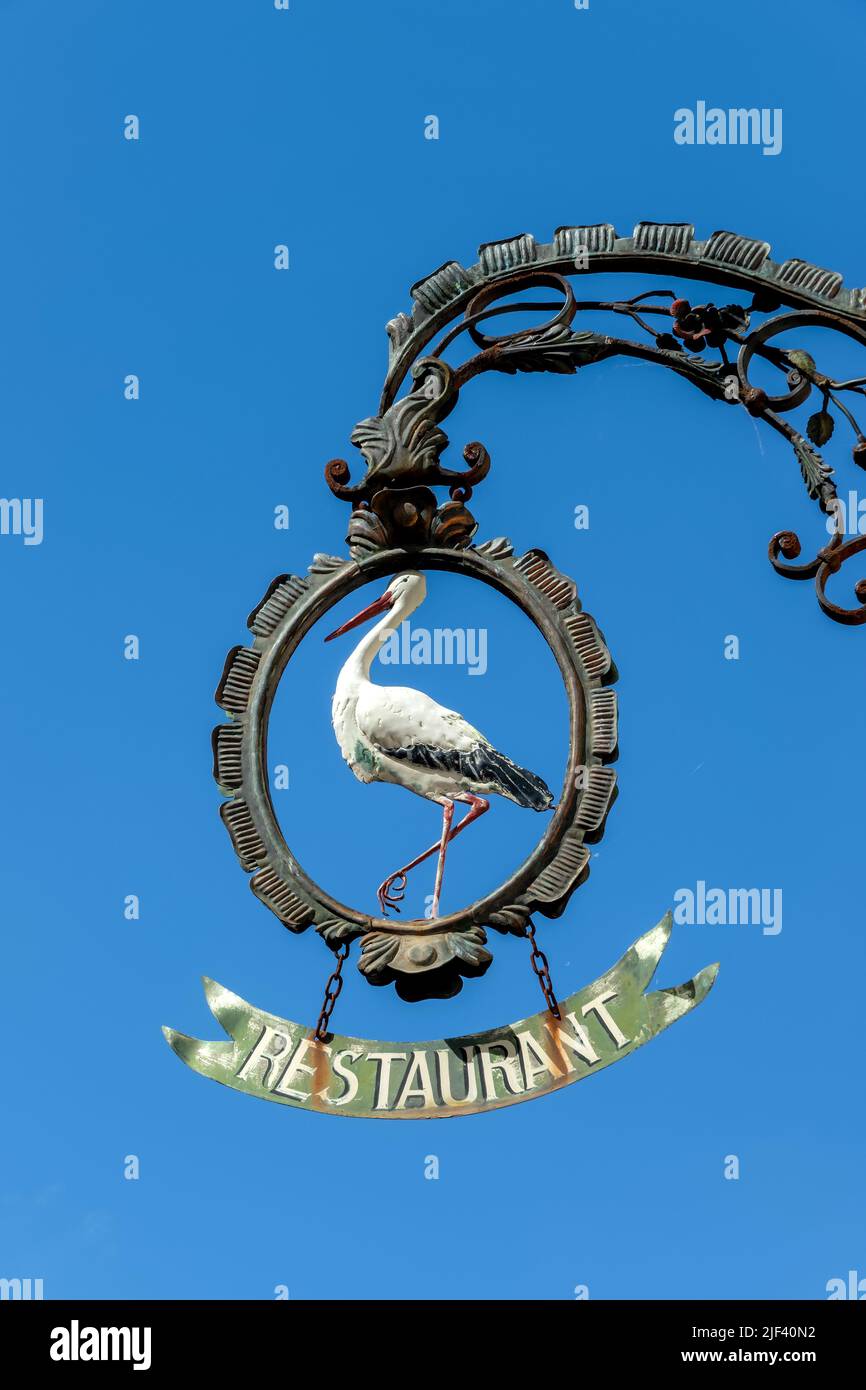 Restaurant Schmiedeeisen Schild mit einem Storch im Elsass, Frankreich Stockfoto
