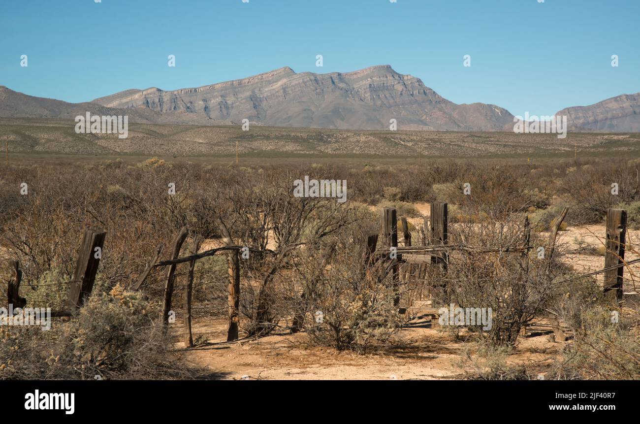 Gipswüste in New Mexico, alte Überreste der ersten Siedler Ranch in der Nähe eines getrockneten Lucero-Sees in einem Bergtal in New Mexico Stockfoto