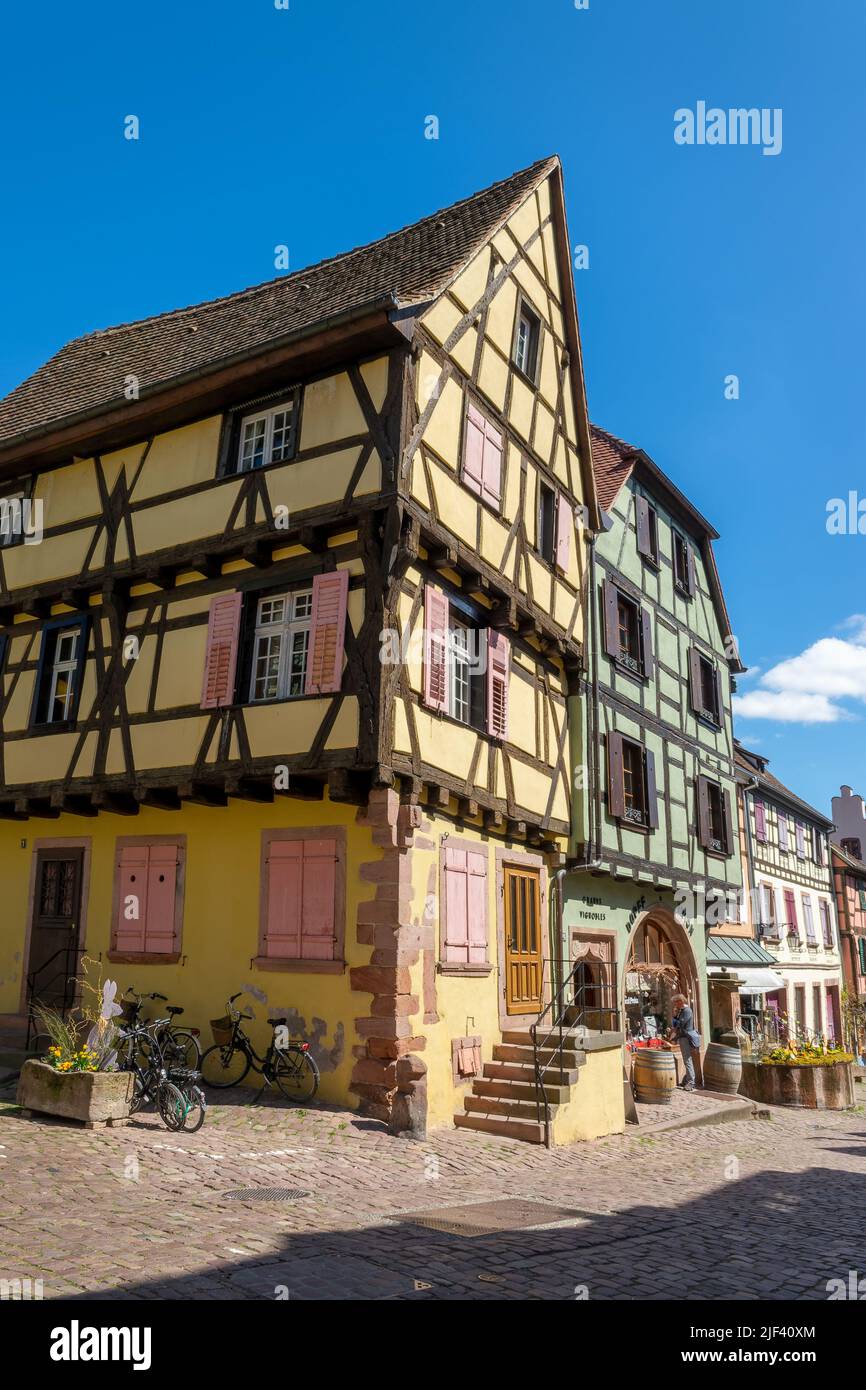 Bunte elsässische Häuser im touristischen Dorf Riquewihr im Elsass, Frankreich Stockfoto