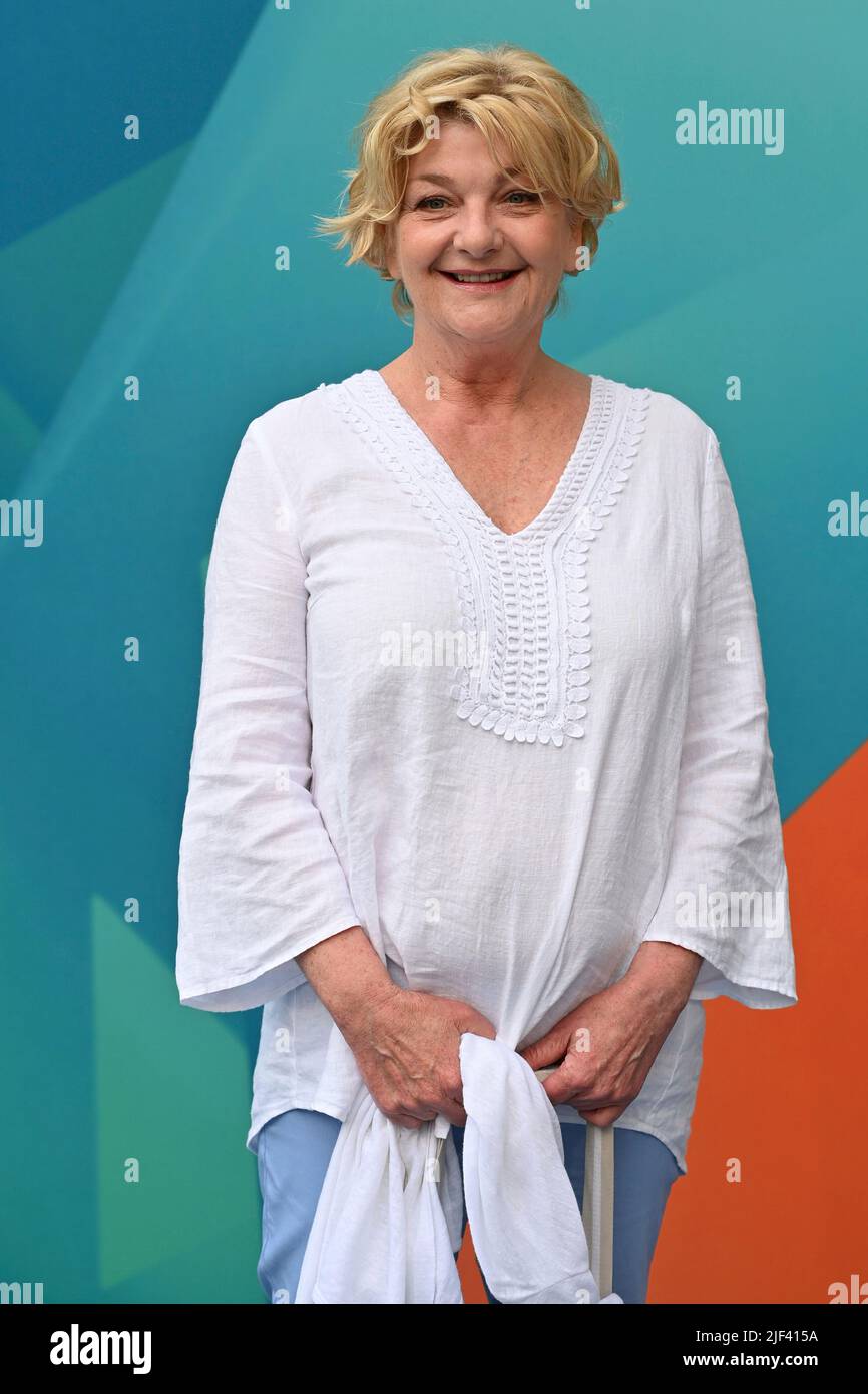 München, Deutschland. 28.. Juni 2022. Saskia VESTER (Schauspielerin) Einzelbild, getrimmt Einzelmotiv, Halbfigur, Halbfigur, ZDF-Empfang/ Treffen in H'ugo's Bar anlässlich der Münchner Filmfestspiele am 28.. Juni 2022 Quelle: dpa/Alamy Live News Stockfoto