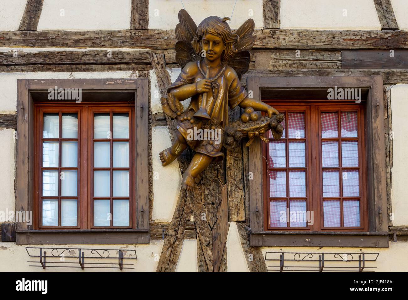Engel Holzstatue im Dorf Riquewihr im Elsass, Frankreich Stockfoto