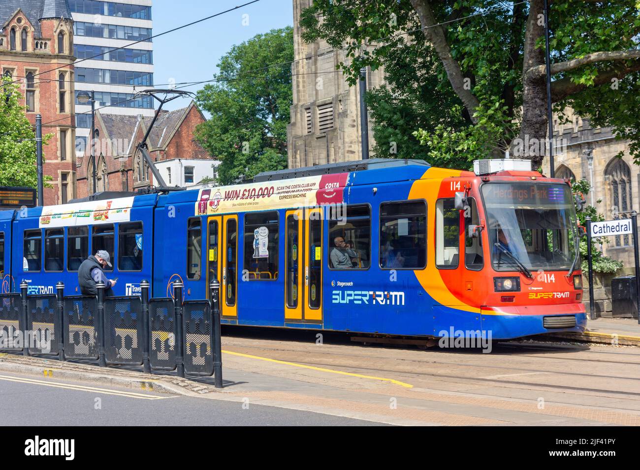 Sheffield Supertram-Zug an der Straßenbahnhaltestelle Cathedral, Church Street, Sheffield, South Yorkshire, England, Vereinigtes Königreich Stockfoto