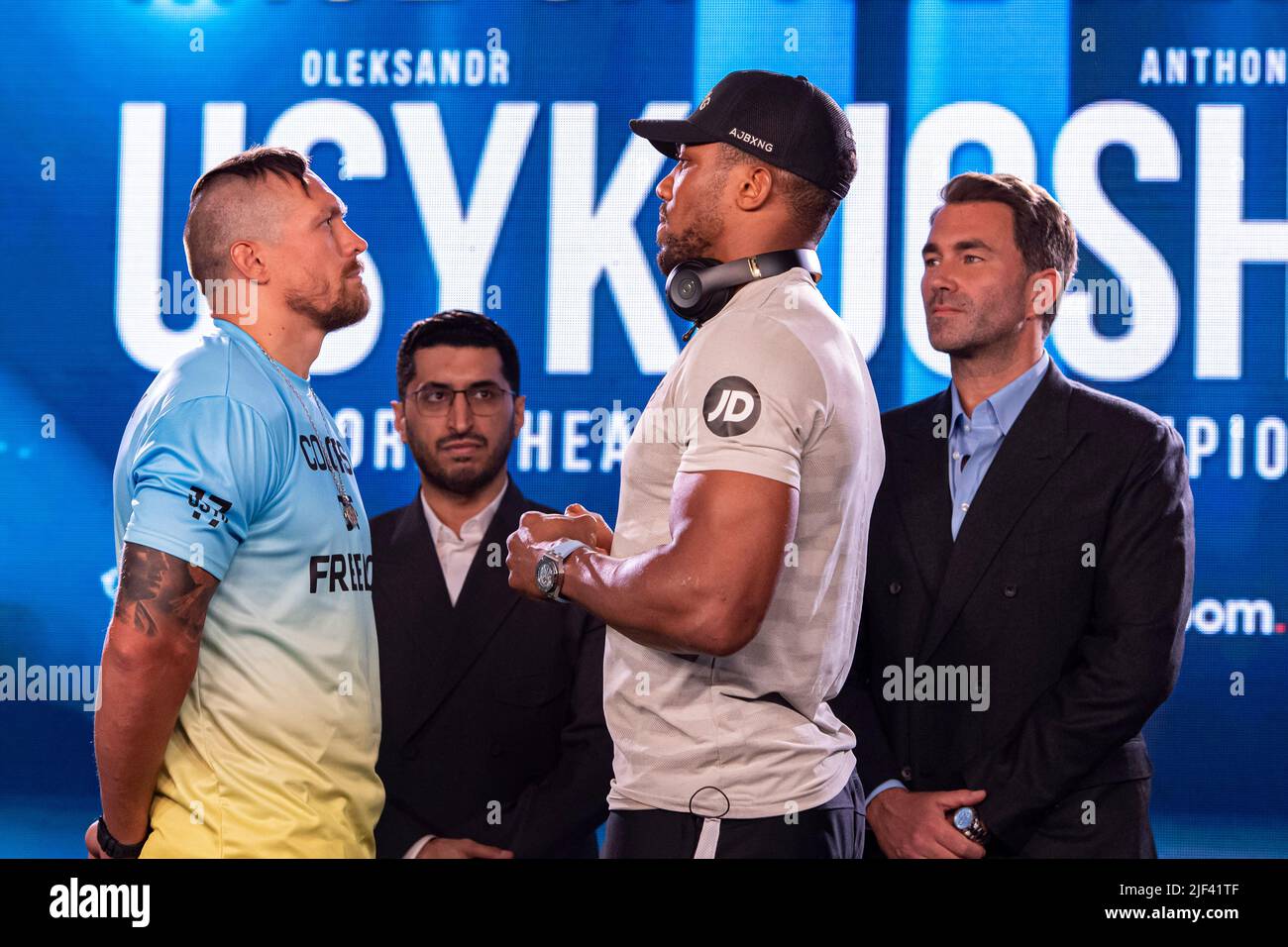 LONDON, GROSSBRITANNIEN. 29. Juni 2022. Oleksandr Osyk und Anthony Joshua stellen sich während der Matchroomboxing Presents - Usyk vs Joshua Pressekonferenz im Four Seasons Hotel am Mittwoch, 29. Juni 2022 in LONDON (nur für redaktionelle Verwendung, Lizenz für kommerzielle Nutzung erforderlich. Keine Verwendung bei Wetten, Spielen oder Veröffentlichungen einzelner Vereine/Vereine/Spieler.) Kredit: Taka G Wu/Alamy Live Nachrichten Stockfoto