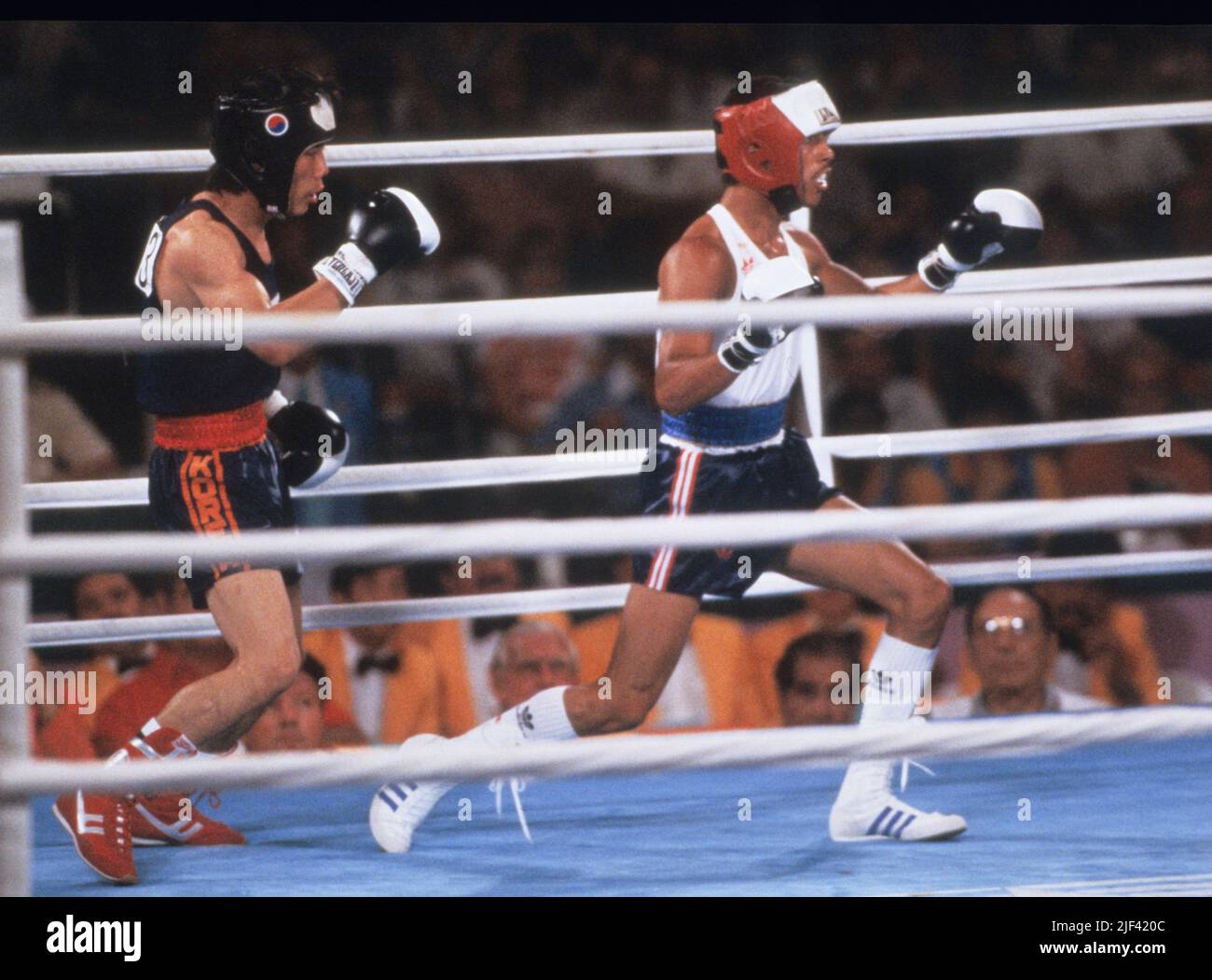OLYMPISCHE SOMMERSPIELE in Los Angeles 1984 JERRY PAGE USA in falsche Richtungen im olympischen Boxen gegen den Koreaner Dong Kil Kim Stockfoto