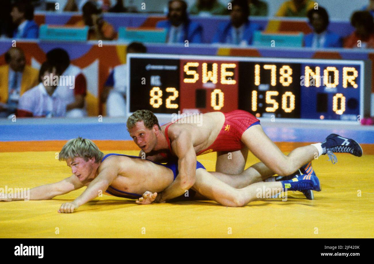 OLYMPISCHE SOMMERSPIELE in Los Angeles 1984 SÖREN CLAESSON Schwedischer Wrestler trifft Norwegen Klaus Myren in einem 82 kg schweren Spiel bei den Olympischen Spielen Stockfoto