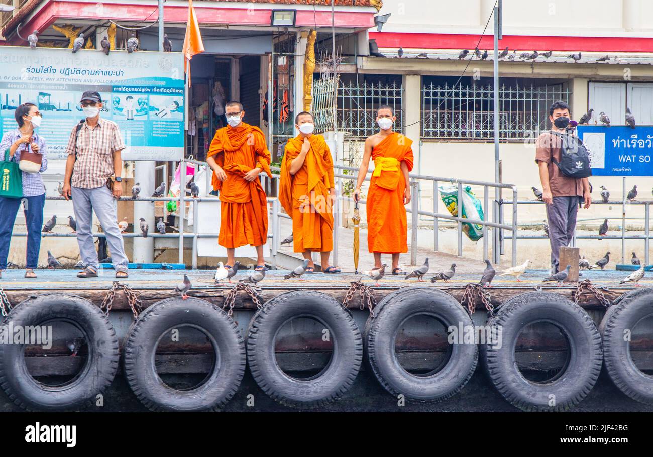 Einige Thailänder warten an einem Fähranleger des Chao Phraya Flusses in Bangkok Thailand auf das nächste Expressboot Stockfoto