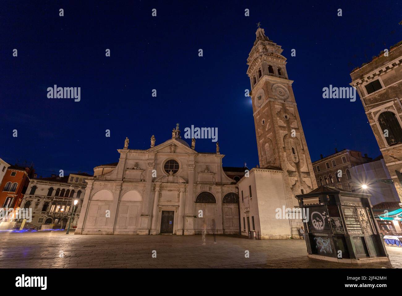 Venedig, Italien - 06 10 2022: Die Parrocchia di Santa Maria Formosa in Venedig in einer Sommernacht. Stockfoto