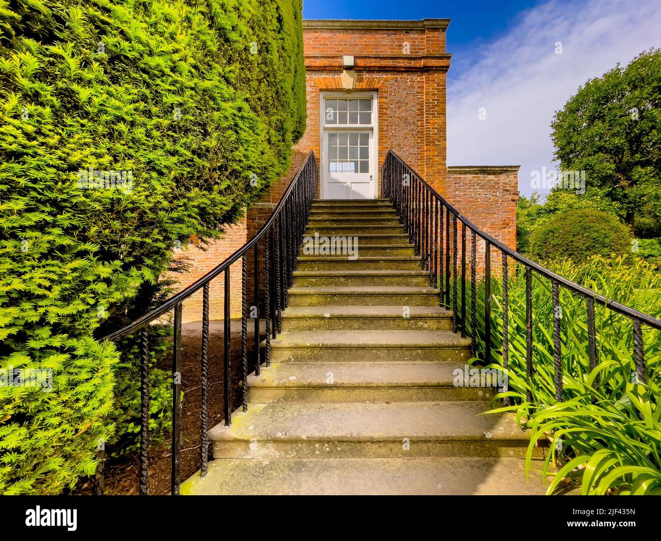 Steintreppe führt zum Eingang des denkmalgeschützten Pavillons der Klasse II in der Heslington Hall, einem Teil der York University. York. Stockfoto