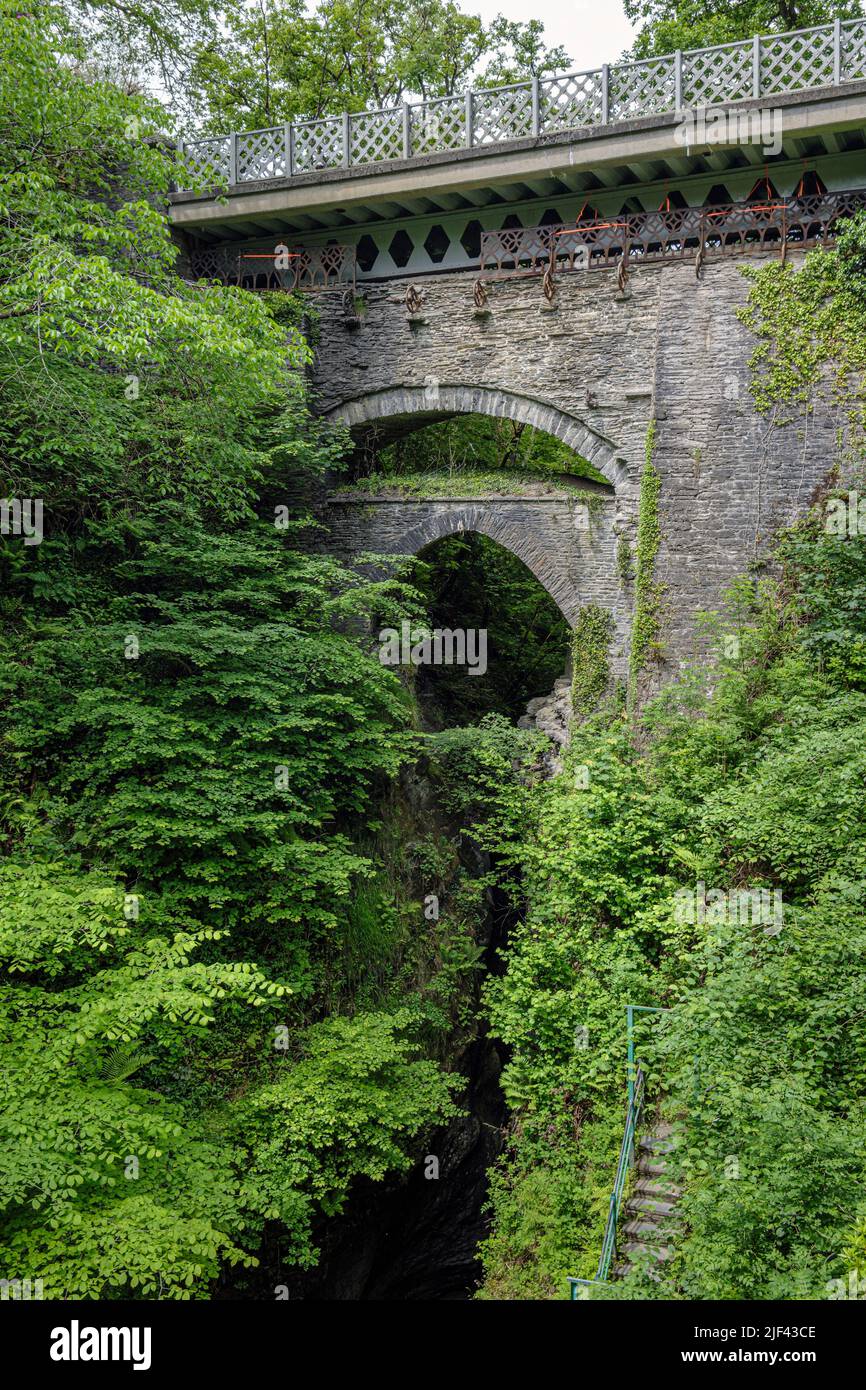 Die drei übereinander gebauten Brücken an der Devil's Bridge in der Nähe von Aberystwyth, Ceredigion, Wales Stockfoto