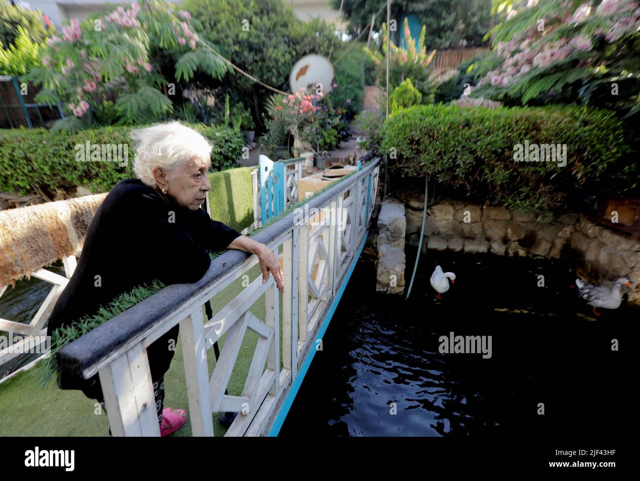 Ikhlas Ibrahim, 88, schaut nach einem Interview mit Reuters in Kairo, Ägypten, am 27. Juni 2022 von ihrem Hausboot aus. Bild aufgenommen am 27. Juni 2022. REUTERS/Mohamed Abd El Ghany Stockfoto