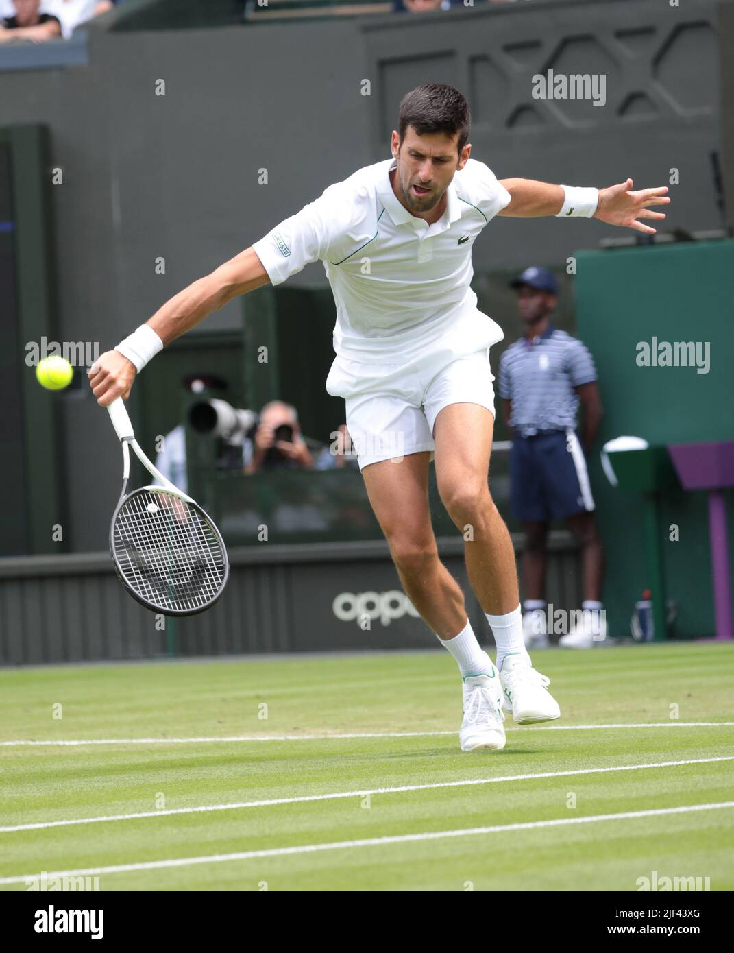 London, Großbritannien. 29.. Juni 2022. Der serbische Novak Djokovic ist am dritten Tag der Wimbledon-Meisterschaften 2022 in London am Mittwoch, den 29. Juni 2022, gegen den Australier Thanasi Kokkinakis im Einsatz. Foto von Hugo Philpott/UPI Credit: UPI/Alamy Live News Stockfoto