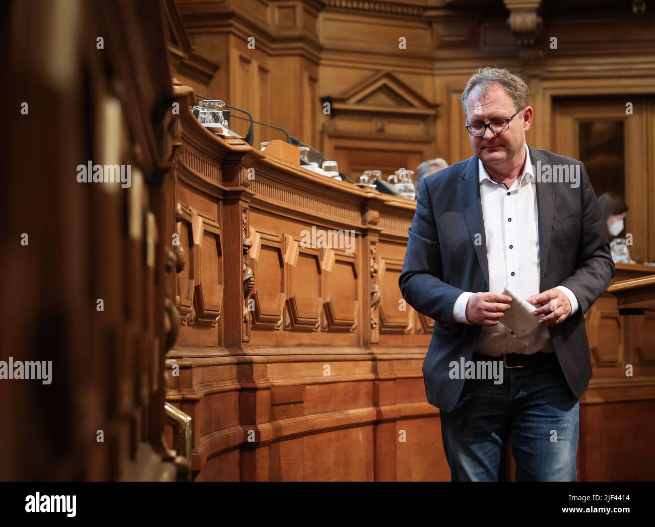 Hamburg, Deutschland. 29.. Juni 2022. Jens Kerstan (Bündnis 90/die Grünen), Senator für Umwelt, Klima, Energie und Landwirtschaft in Hamburg, kehrt nach einer Rede im Hamburger Parlament im Rathaus zu seinem Sitz zurück. Quelle: Christian Charisius/dpa/Alamy Live News Stockfoto