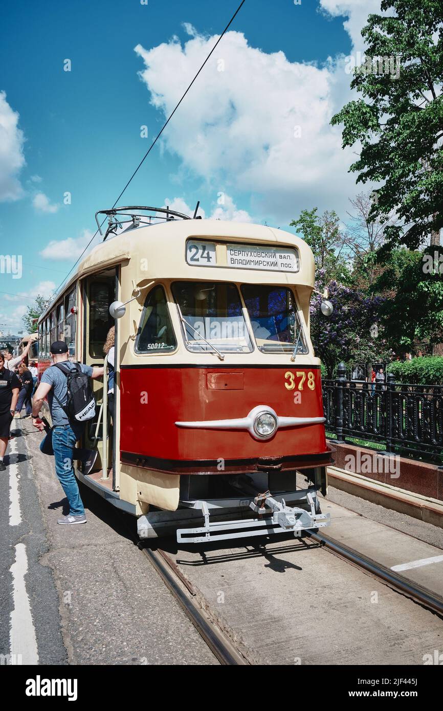 Alte tschechoslowakische Straßenbahn Tatra T2 beim Retro Transport Run