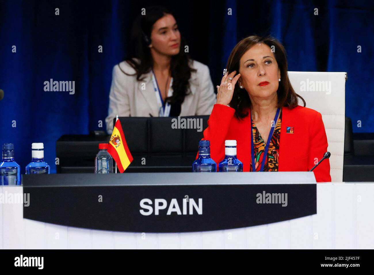 Die spanische Verteidigungsministerin Margarita Robles nimmt an einer Diskussionsrunde mit Außen- und Verteidigungsministerinnen aus alliierten Ländern Teil, die am 29. Juni 2022 auf einem NATO-Gipfel in Madrid, Spanien, stattfand. REUTERS/Yves Herman Stockfoto