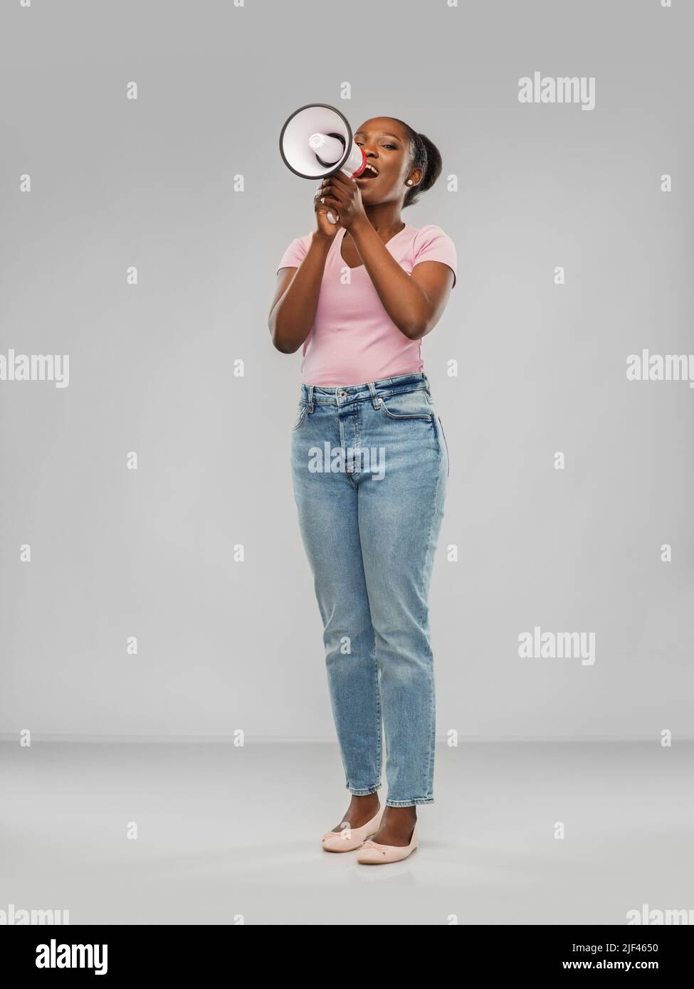 Afrikanische amerikanische Frau über grauer Hintergrund Stockfoto