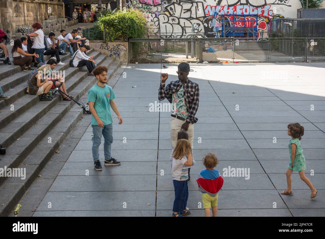 Kinder und Jugendliche im Place Igor Strawinsky, einem berühmten öffentlichen Platz direkt neben dem Centre Pompidou, Paris, Frankreich. Stockfoto