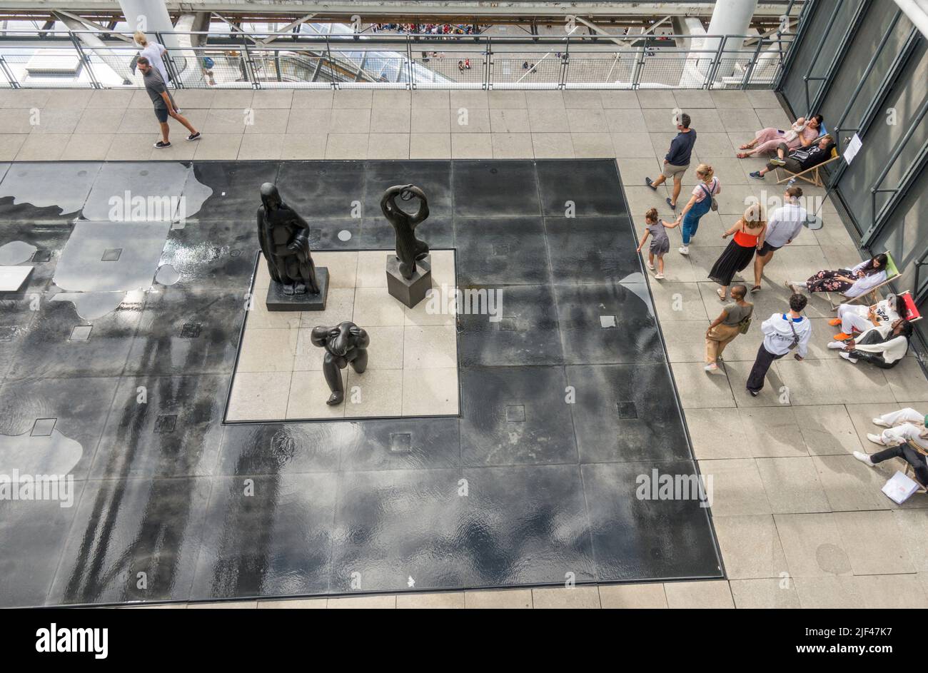 Einige Besucher ruhen sich auf einer der Außenterrassen des Centre