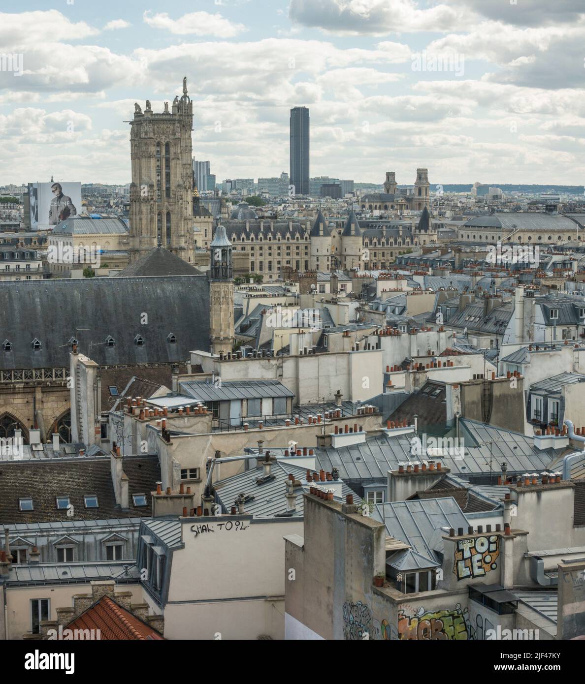 Blick auf typische pariser Gebäude aus dem Centre Centre Centre Centre Centre de Centre, mit Kathedrale Notre Dame, Paris, Frankreich. Stockfoto