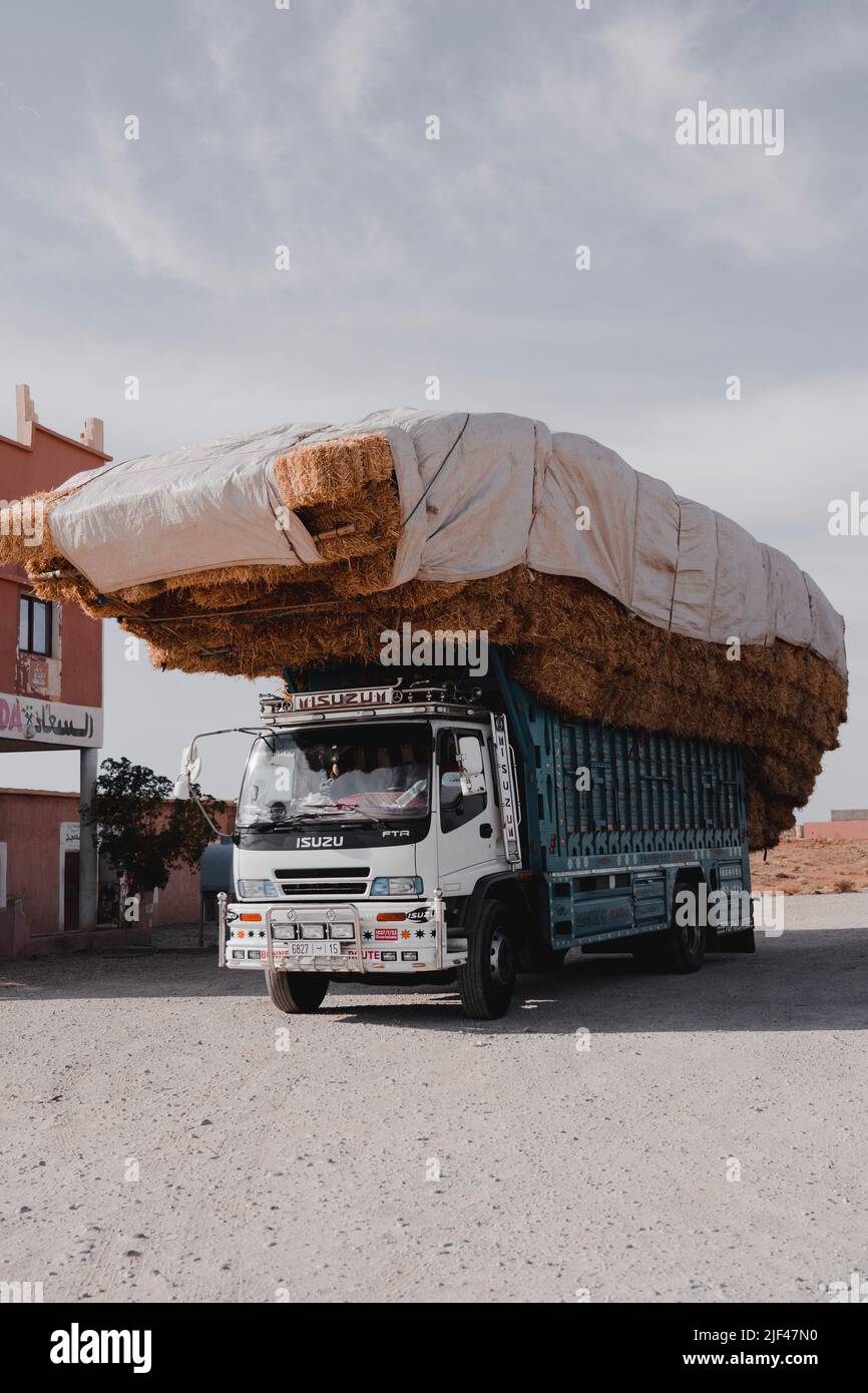 Ein vollgeladener LKW mit Strom in Marokko - Überladen Stockfoto