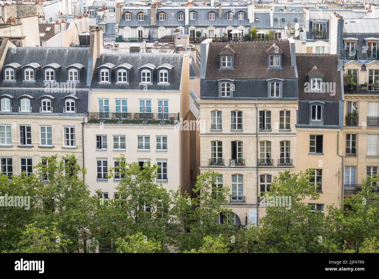 Blick auf typische pariser Gebäude aus dem Centre Centre Centre de la Centre, Paris, Frankreich. Stockfoto