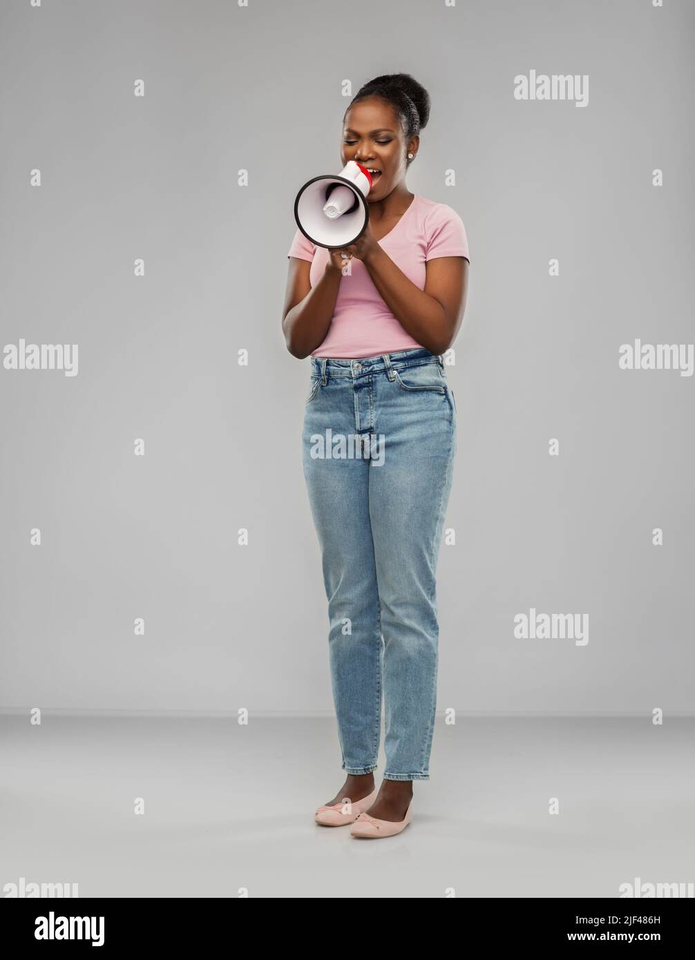 Afrikanische amerikanische Frau über grauer Hintergrund Stockfoto